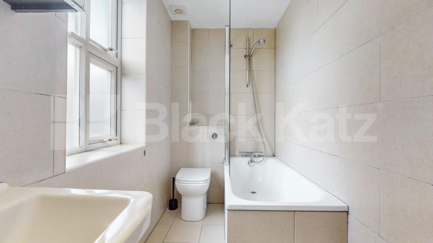 Refurbished Refurbished Two Bedroom Flat in Elegant Period Conversion Rochester Road, Camden